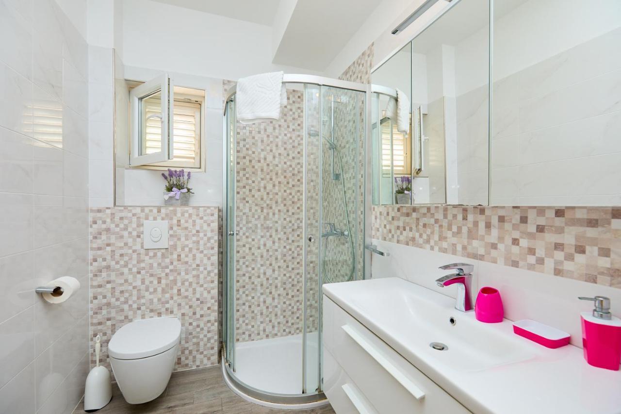 Laurus Apartment *